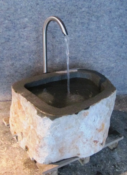 Basalt Findlingsbrunnen Manu 71x60x40cm