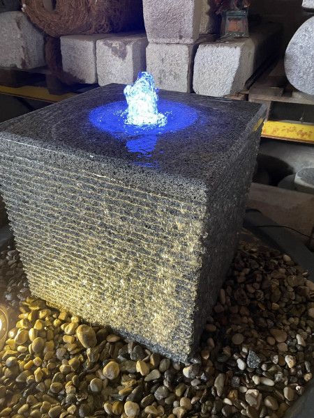 Quellwürfel Bernadette Granit dunkel 50x50x50cm