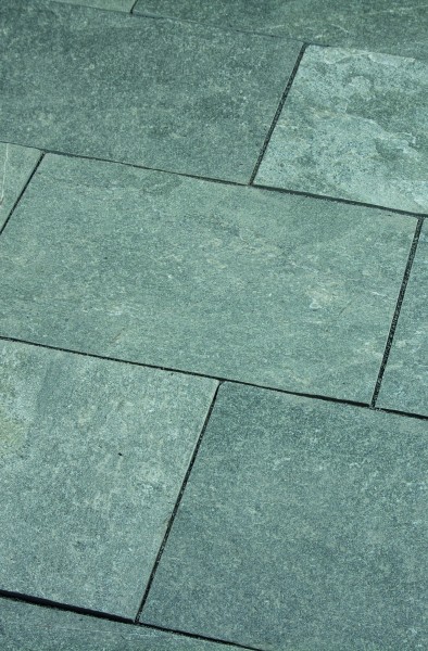 Talerz SELTRA HELLAS QUARZIT szorstki 30x2-4cm szaro-zielony marmur silikatowy grecki.