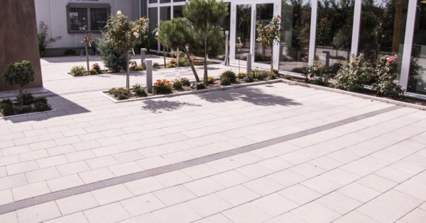 BWL Carre concrete paving natural grey 20x20x8cm with bevel