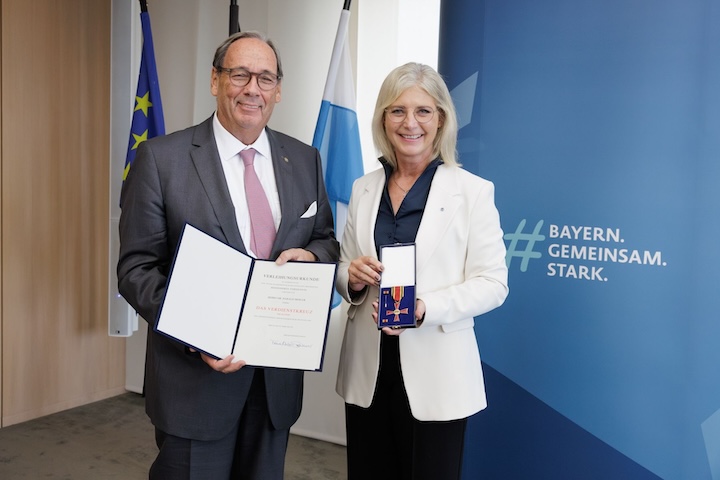 KRAFT_Stiftung_Bundesverdienstkreuz_Dr.Mosler_(©Martina Nötel:StMAS:oh)_720x480